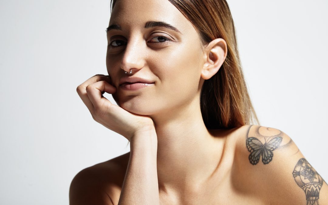 Actores y actrices con piercings, tatuajes… ¿Sí o no?