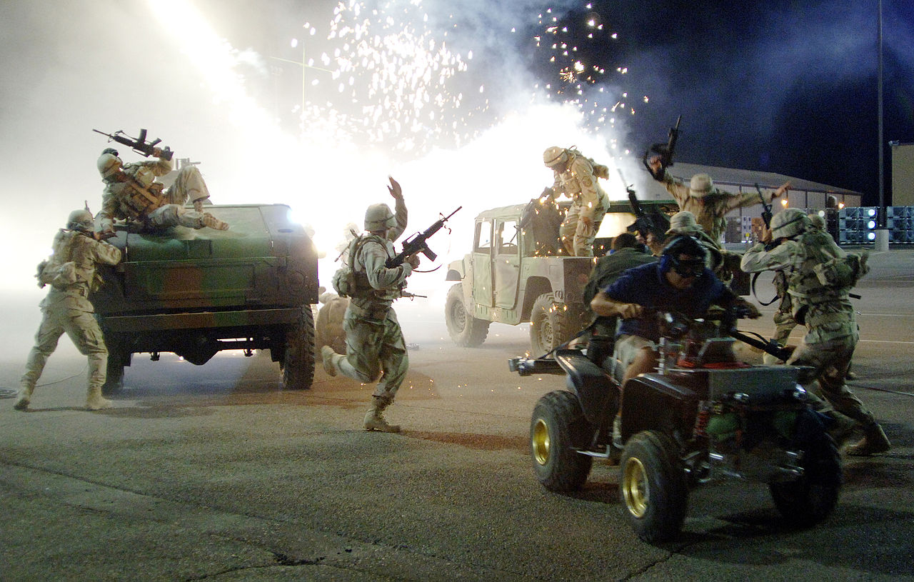 1280px-Airmen_at_filming_of_Transformers_at_Holloman_AFB_2006-05-31